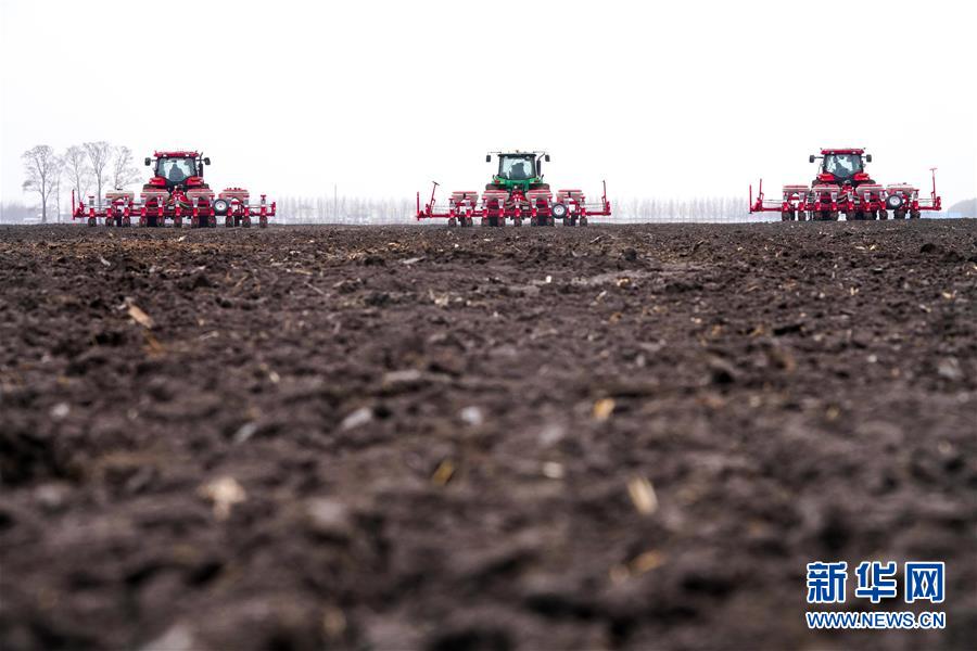 （在習(xí)近平新時代中國特色社會主義思想指引下&mdash;&mdash;新時代新作為新篇章&middot;習(xí)近平總書記關(guān)切事&middot;圖文互動）（2）讓農(nóng)民挑上&ldquo;金扁擔&rdquo;&mdash;&mdash;農(nóng)業(yè)現(xiàn)代化的生動實踐掃描