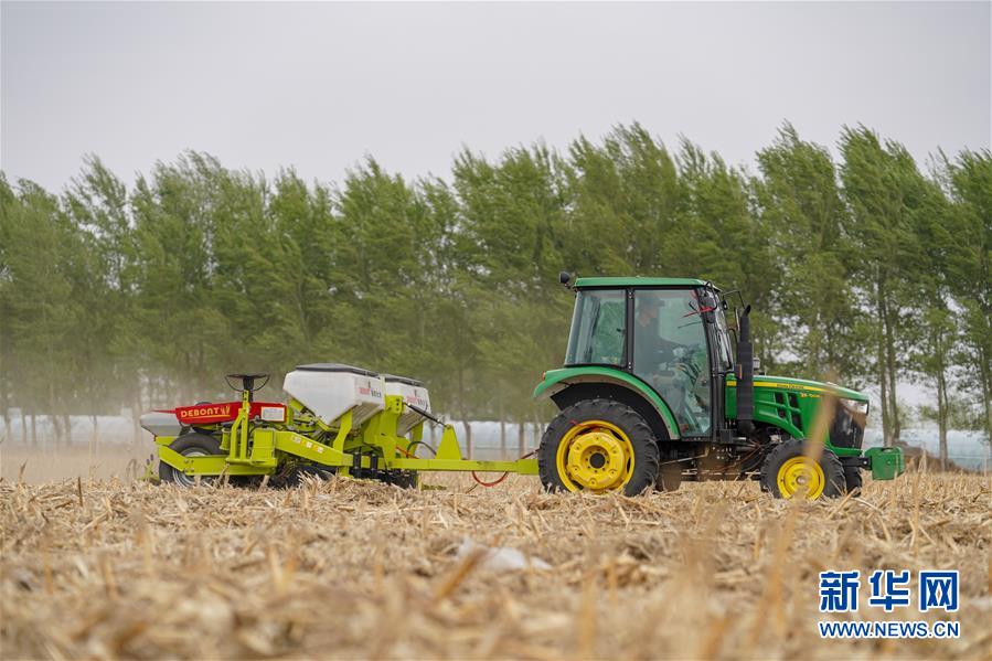 （在習(xí)近平新時代中國特色社會主義思想指引下&mdash;&mdash;新時代新作為新篇章&middot;習(xí)近平總書記關(guān)切事&middot;圖文互動）（9）讓農(nóng)民挑上&ldquo;金扁擔&rdquo;&mdash;&mdash;農(nóng)業(yè)現(xiàn)代化的生動實踐掃描