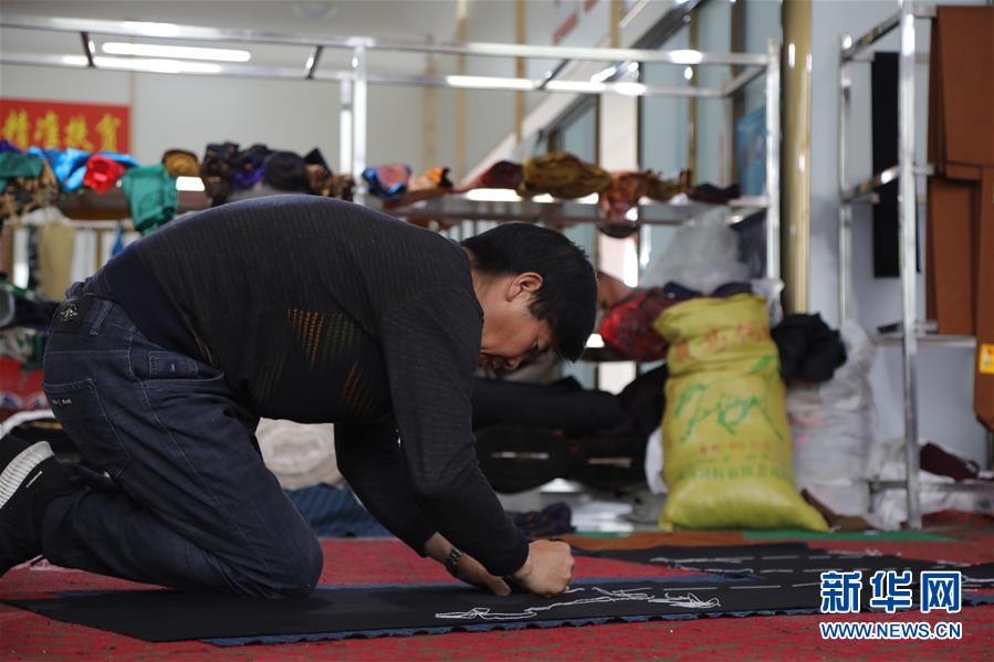 （決戰(zhàn)決勝脫貧攻堅&middot;圖文互動）（2）電商扶貧鋪就藏區(qū)脫貧致富&ldquo;快車道&rdquo;