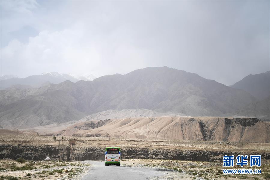 （決戰(zhàn)決勝脫貧攻堅&middot;聚焦三區(qū)三州&middot;圖文互動）（2）昆侖山村建起停車場