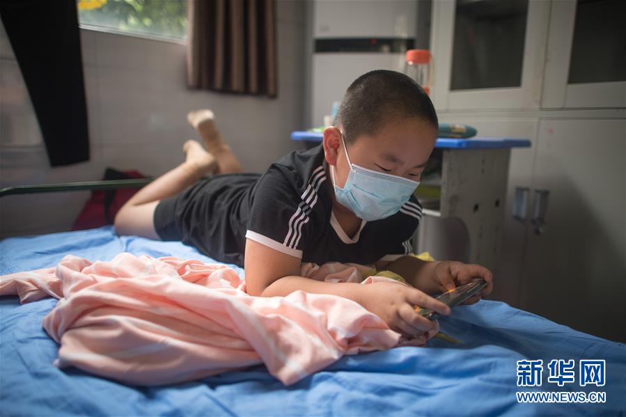 （防汛抗洪&middot;圖文互動(dòng)）（1）為人民生命安全撐起&ldquo;安全傘&rdquo;&mdash;&mdash;湖北緊急轉(zhuǎn)移安置受災(zāi)群眾速寫(xiě)