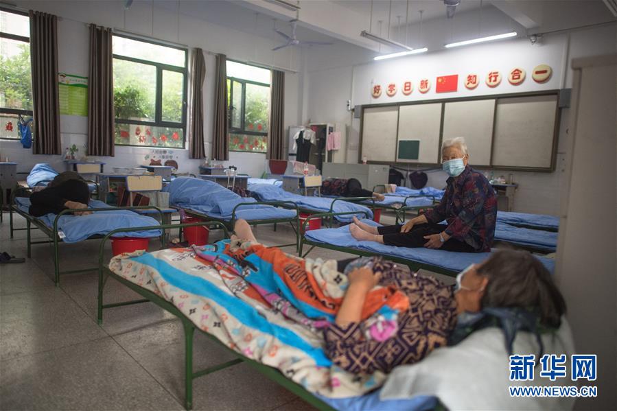 （防汛抗洪&middot;圖文互動(dòng)）（4）為人民生命安全撐起&ldquo;安全傘&rdquo;&mdash;&mdash;湖北緊急轉(zhuǎn)移安置受災(zāi)群眾速寫(xiě)