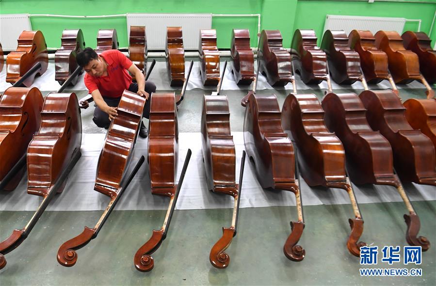 （走向我們的小康生活&middot;圖文互動）（2）放下鋤頭，卻撥動命運(yùn)的琴弦