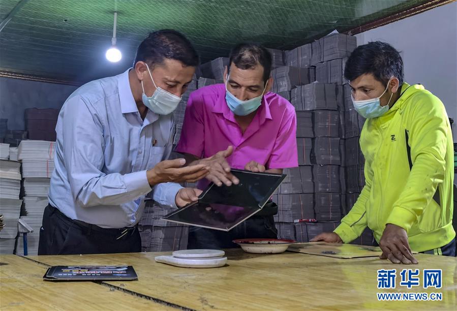 （決戰(zhàn)決勝脫貧攻堅(jiān)&middot;圖文互動(dòng)）（7）&ldquo;掃&rdquo;出脫貧路：南疆深貧村巧變&ldquo;創(chuàng)業(yè)村&rdquo;