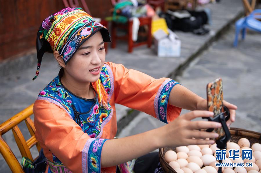 （新華全媒頭條&middot;走向我們的小康生活&middot;圖文互動(dòng)）（6）那山，那人，那苗寨&mdash;&mdash;十八洞村三代人的奮斗史