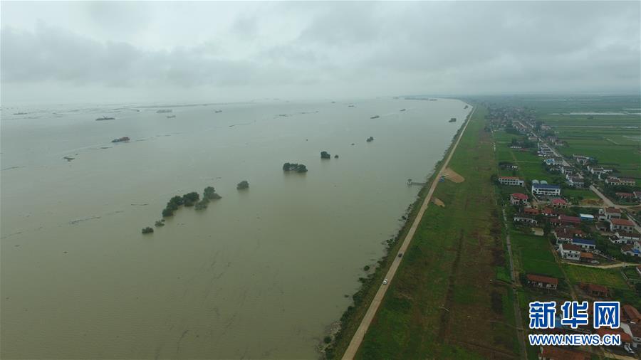 （防汛抗洪&middot;圖文互動）（5）&ldquo;險情不可怕，可怕的是不能及時發(fā)現(xiàn)險情&rdquo;&mdash;&mdash;洞庭湖巡堤查險現(xiàn)場直擊