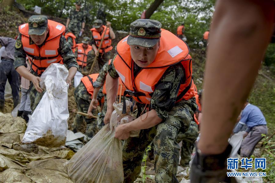 （防汛抗洪&middot;圖文互動）（6）洪水不退，子弟兵誓死不退&mdash;&mdash;解放軍和武警部隊(duì)官兵參與洪澇災(zāi)害搶險(xiǎn)救援記事