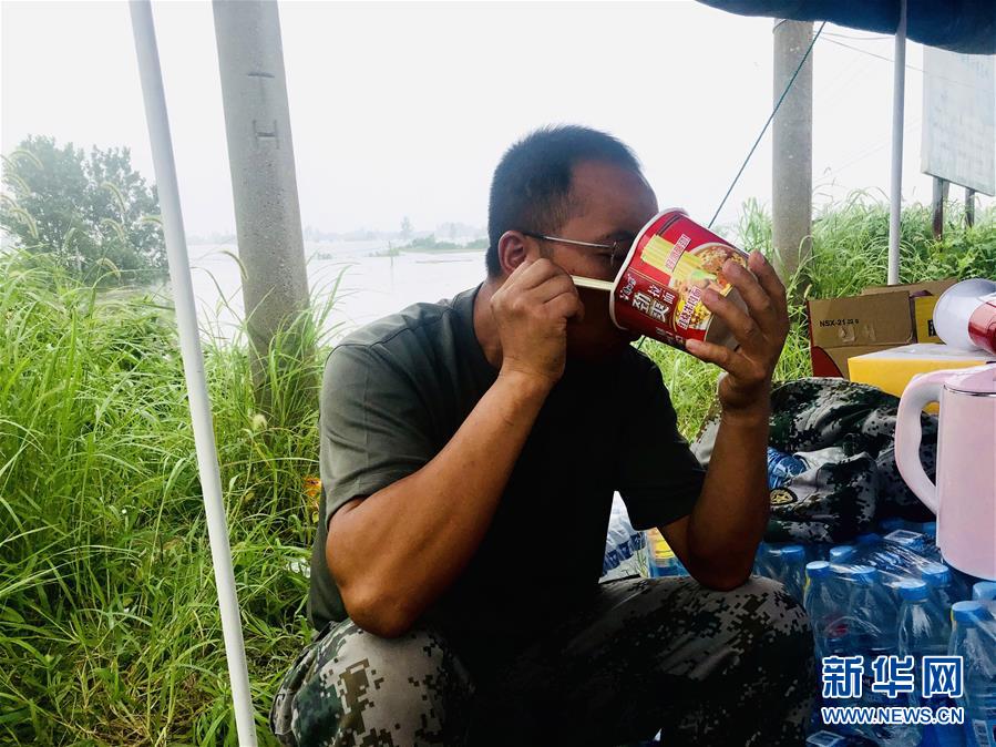 (防汛抗洪·一線人物·圖文互動)(1)萬家燈火明 壩上有神兵——安徽宿松長江大堤上的“守護者聯(lián)盟”群像