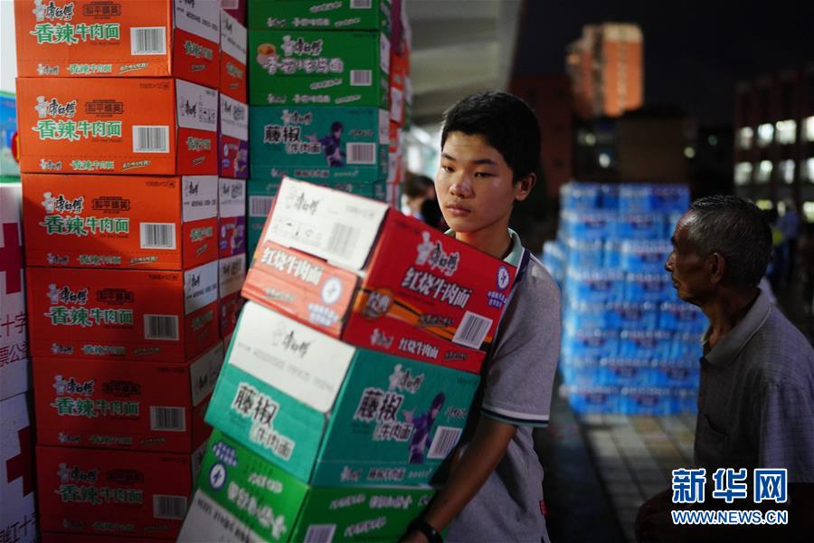 （在習(xí)近平新時代中國特色社會主義思想指引下&mdash;&mdash;新時代新作為新篇章&middot;習(xí)近平總書記關(guān)切事&middot;圖文互動）（2）遮風(fēng)雨 送安穩(wěn)&mdash;&mdash;受災(zāi)群眾轉(zhuǎn)移安置中的暖心故事