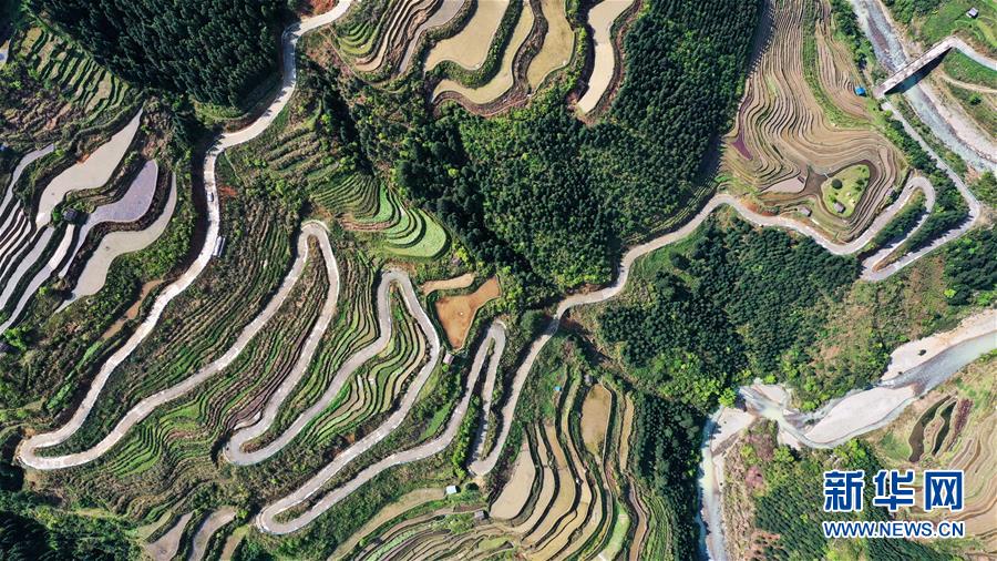 （新華全媒頭條&middot;走向我們的小康生活&middot;圖文互動(dòng)）（2）三幅&ldquo;圖鑒&rdquo;說(shuō)變遷&mdash;&mdash;貴州&ldquo;穿越時(shí)空&rdquo;的脫貧印記