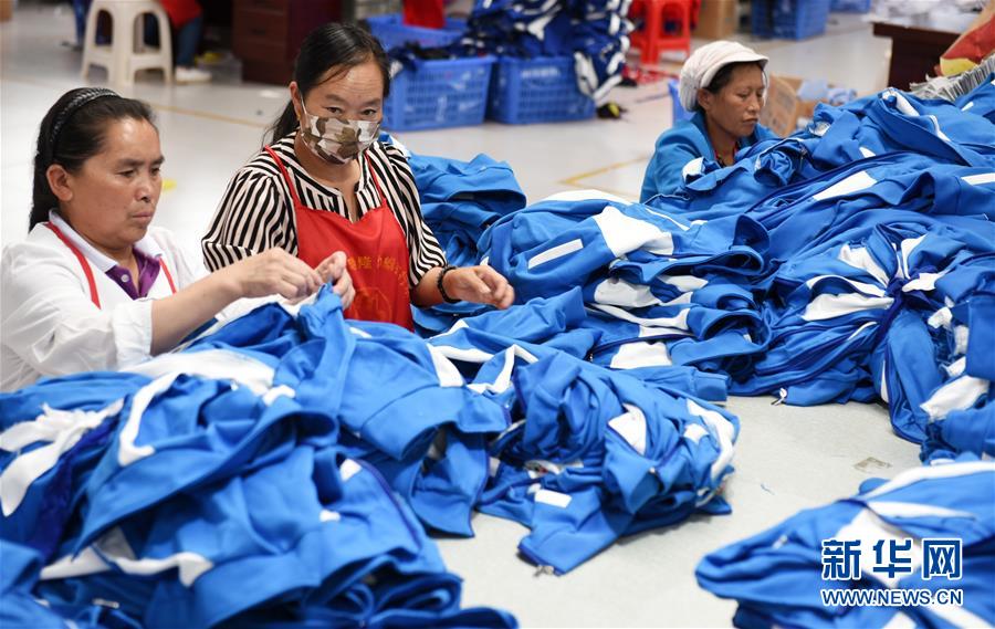 （新華全媒頭條&middot;走向我們的小康生活&middot;圖文互動(dòng)）（7）三幅&ldquo;圖鑒&rdquo;說(shuō)變遷&mdash;&mdash;貴州&ldquo;穿越時(shí)空&rdquo;的脫貧印記