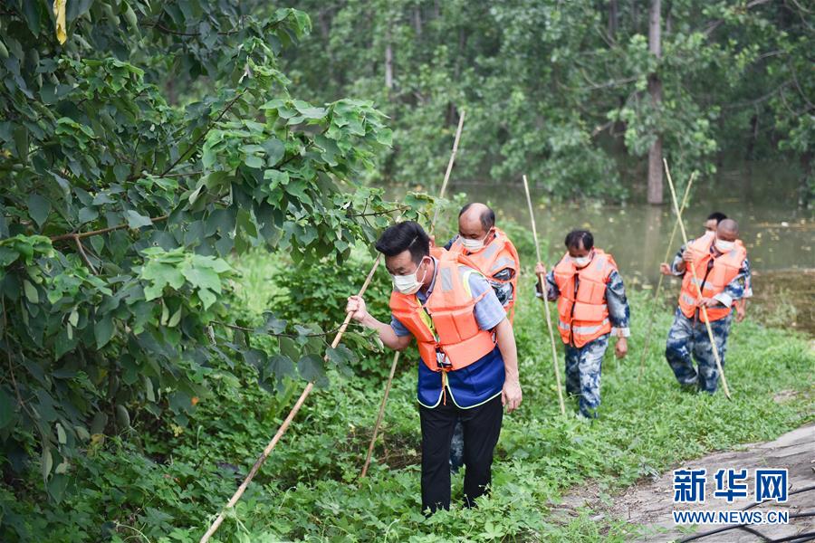 （在習(xí)近平新時代中國特色社會主義思想指引下&mdash;&mdash;新時代新作為新篇章&middot;習(xí)近平總書記關(guān)切事&middot;圖文互動）（2）戰(zhàn)疫魔,斗洪魔&mdash;&mdash;湖北全力應(yīng)對防疫、防汛疊加&ldquo;雙考&rdquo;