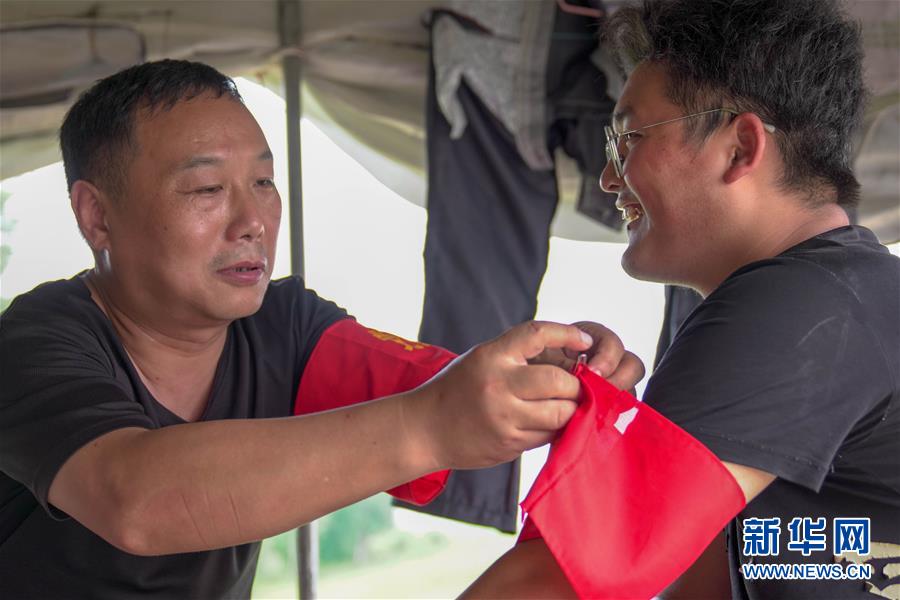 (新華全媒頭條·圖文互動(dòng))(9)青春出列——暴雨洪峰中的熱血成人禮