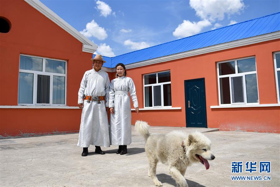 （走向我們的小康生活&middot;圖文互動(dòng)）（6）草原有了網(wǎng)，手機(jī)能放羊&mdash;&mdash;看呼倫貝爾大草原牧民生活變了樣 