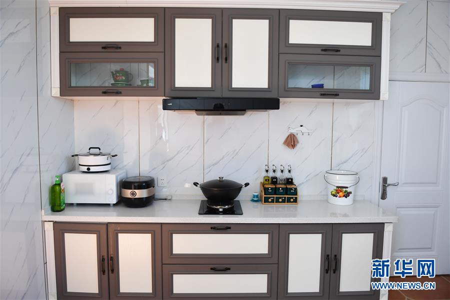 （走向我們的小康生活&middot;圖文互動(dòng)）（7）草原有了網(wǎng)，手機(jī)能放羊&mdash;&mdash;看呼倫貝爾大草原牧民生活變了樣 