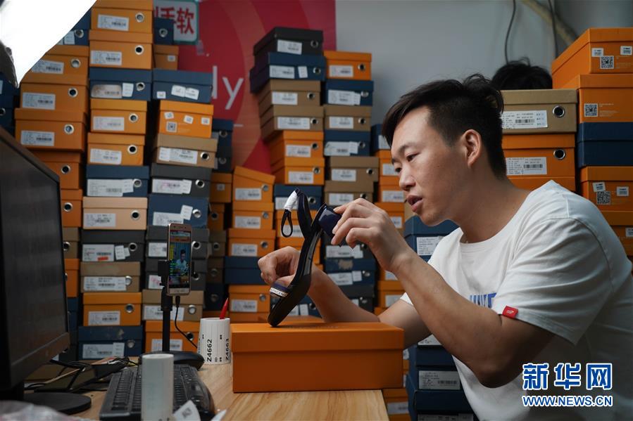 （民生直通車&middot;圖文互動）（1）生產(chǎn)線&ldquo;突圍&rdquo; 創(chuàng)新領(lǐng)跑&ldquo;下一站&rdquo;&mdash;&mdash;&ldquo;中國女鞋之都&rdquo;轉(zhuǎn)型升級之路