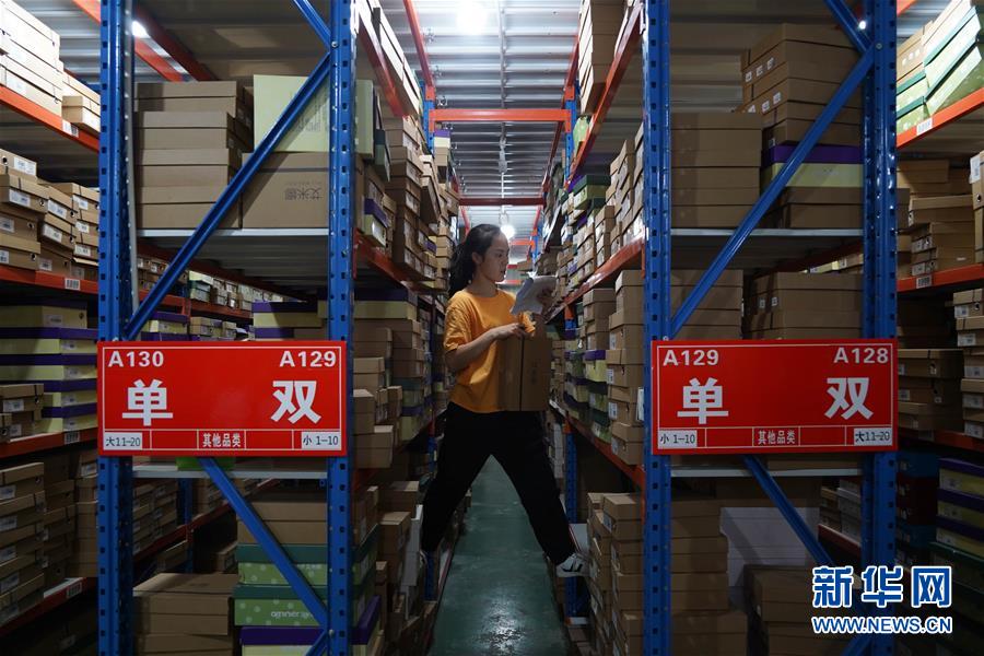 （民生直通車&middot;圖文互動）（5）生產(chǎn)線&ldquo;突圍&rdquo; 創(chuàng)新領(lǐng)跑&ldquo;下一站&rdquo;&mdash;&mdash;&ldquo;中國女鞋之都&rdquo;轉(zhuǎn)型升級之路