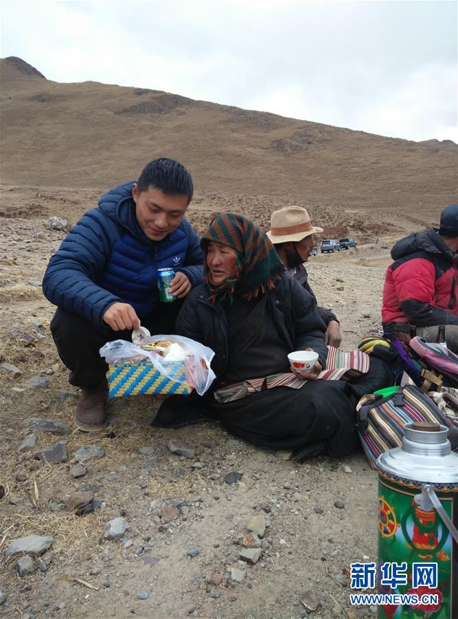 （在習(xí)近平新時(shí)代中國特色社會主義思想指引下&mdash;&mdash;新時(shí)代新作為新篇章&middot;習(xí)近平總書記關(guān)切事&middot;圖文互動）（3）青春做伴，西部放歌&mdash;&mdash;走近扎根西部建設(shè)邊疆的大學(xué)生們