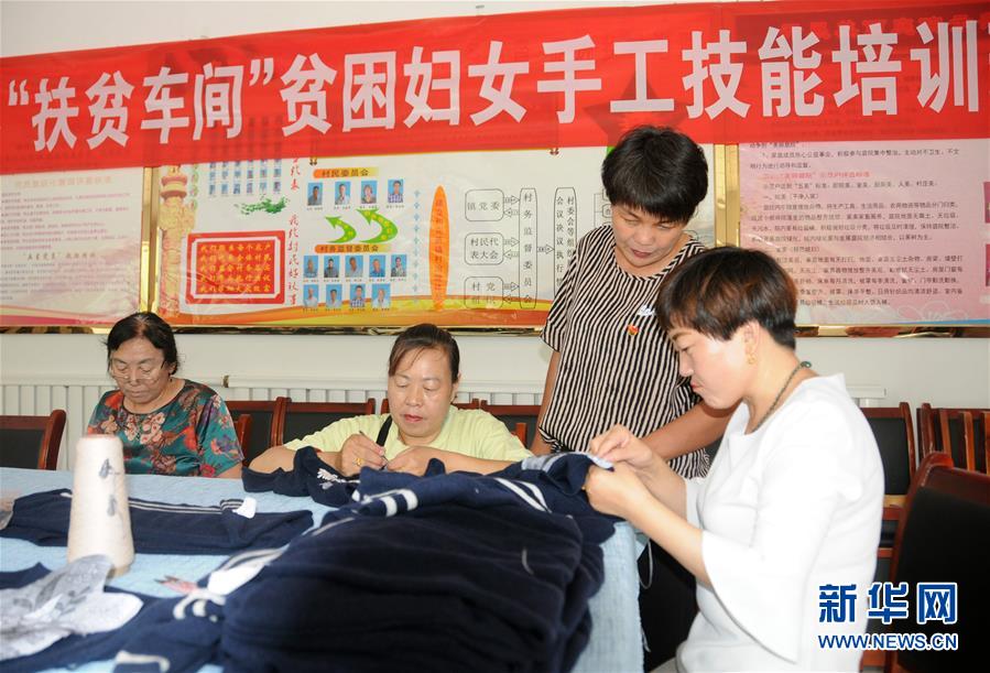 （決戰(zhàn)決勝脫貧攻堅&middot;圖文互動）（1）內(nèi)蒙古河套：一雙巧手、一副棒針、一團毛線打造貧困戶&ldquo;炕頭經(jīng)濟&rdquo;