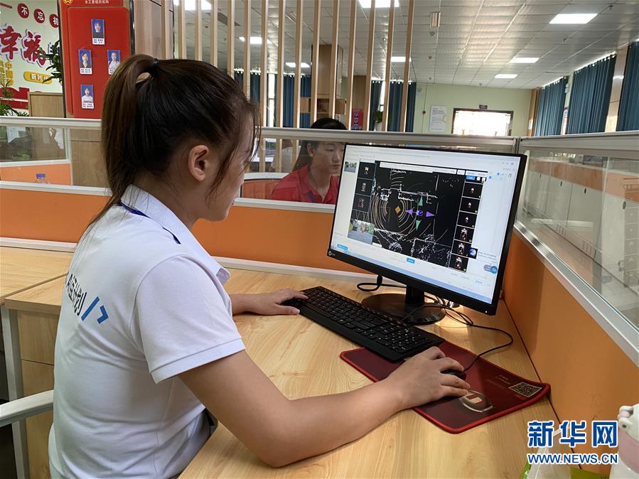 （落實&ldquo;六穩(wěn)&rdquo;&ldquo;六保&rdquo;一線見聞&middot;圖文互動）（2）易地搬遷戶有了新身份&mdash;&mdash;貴州萬山扶貧安置點巧打&ldquo;就業(yè)牌&rdquo;