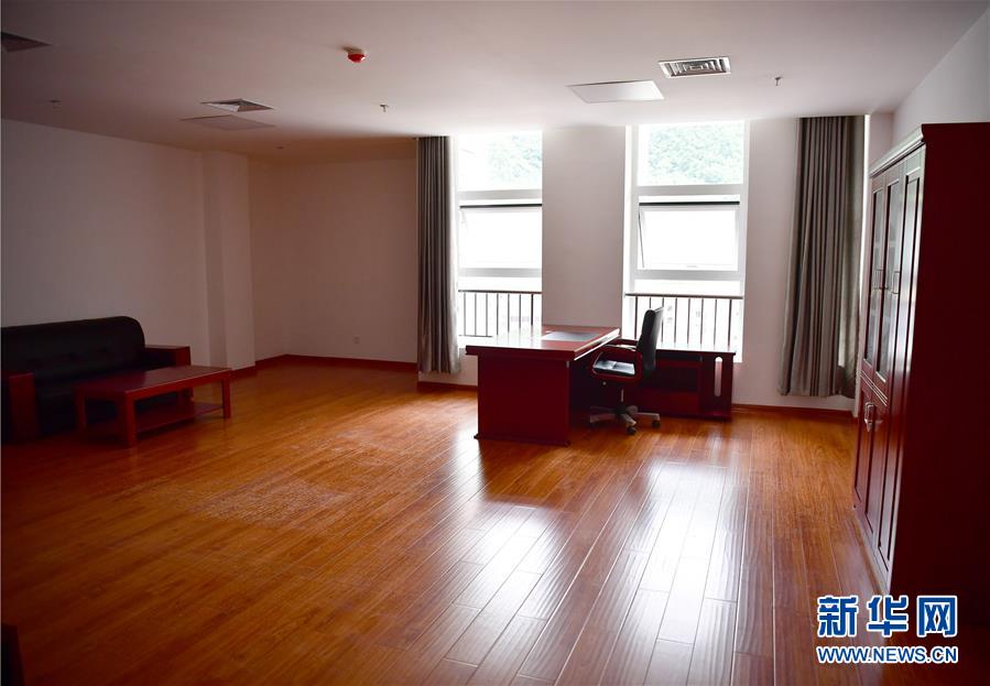 （新華視點&middot;圖文互動）（6）學(xué)校建漂亮點本無錯，為何這所&ldquo;豪華中學(xué)&rdquo;讓人困惑？