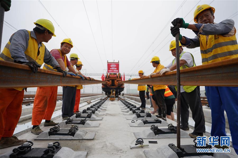（新華全媒頭條&middot;圖文互動）（3）&ldquo;1毫米&rdquo;之內(nèi)的智慧與引領(lǐng)&mdash;&mdash;寫在智能高鐵京雄城際全線軌道貫通之際