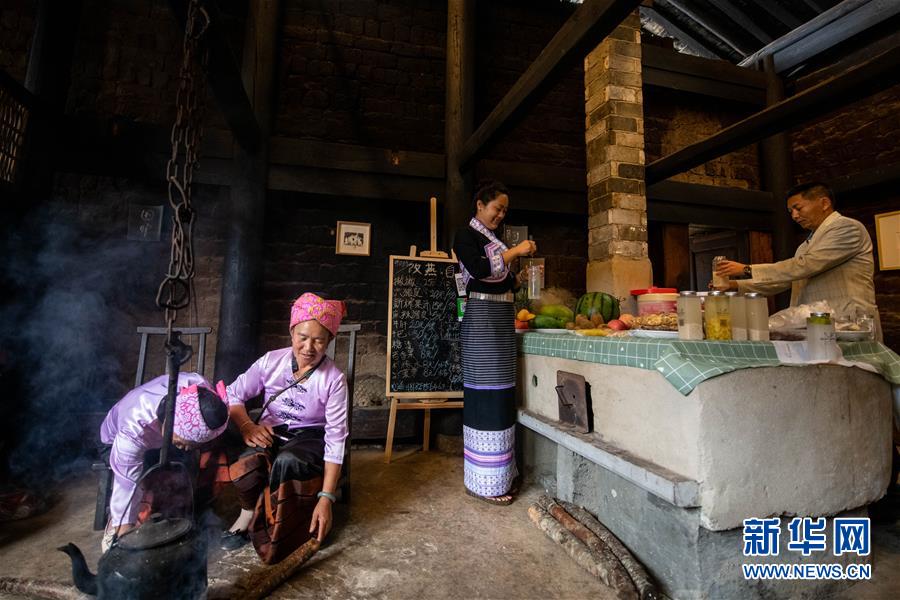 (決戰(zhàn)決勝脫貧攻堅·圖文互動)(1)眼前的生活就是詩和遠(yuǎn)方——藝術(shù)引領(lǐng)云南傣族山村蝶變