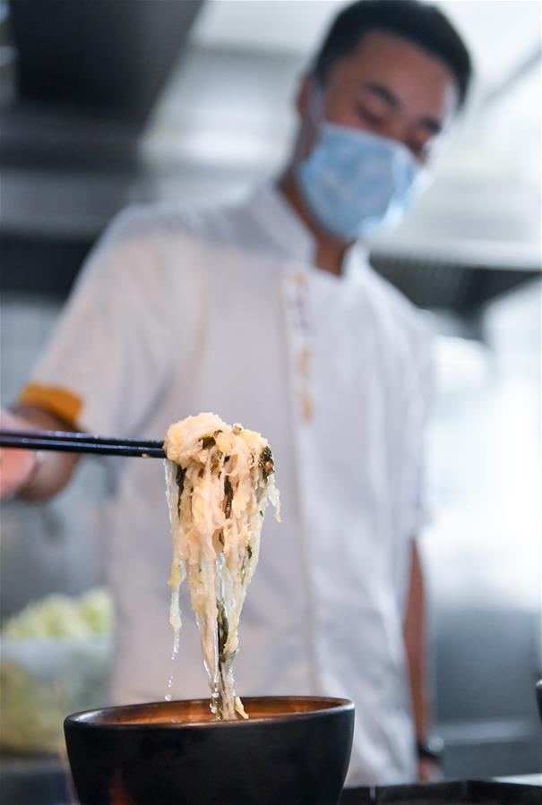 （在習(xí)近平新時代中國特色社會主義思想指引下&mdash;&mdash;新時代新作為新篇章&middot;習(xí)近平總書記關(guān)切事&middot;圖文互動）（1）讓&ldquo;舌尖上的節(jié)約&rdquo;成為習(xí)慣&mdash;&mdash;全社會營造浪費(fèi)可恥、節(jié)約為榮的氛圍掃描