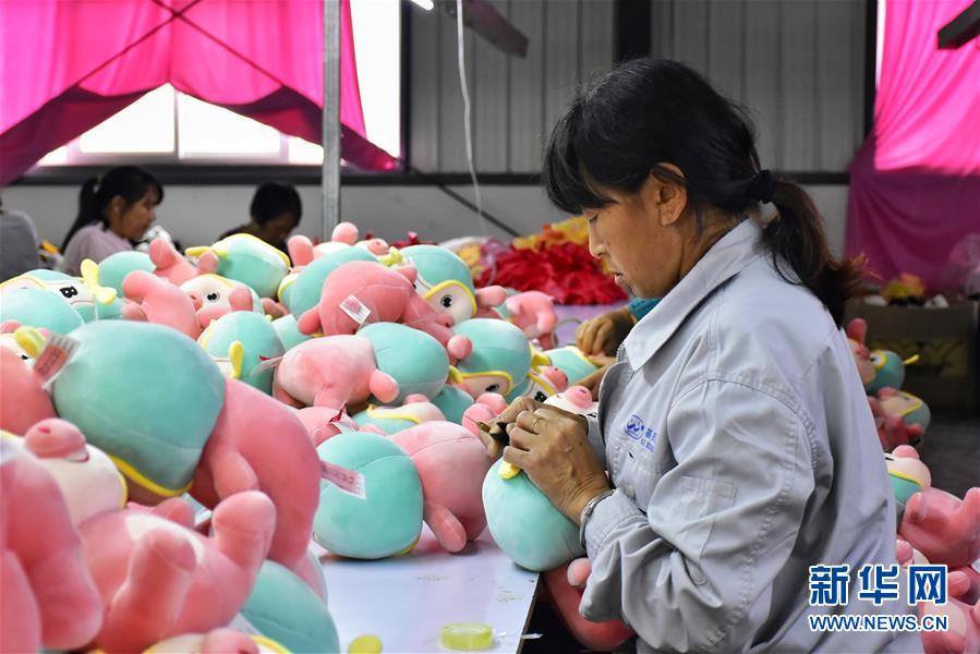 （決戰(zhàn)決勝脫貧攻堅(jiān)&middot;圖文互動(dòng)）（2）勤英&ldquo;三板斧&rdquo; 劈開山窩窩