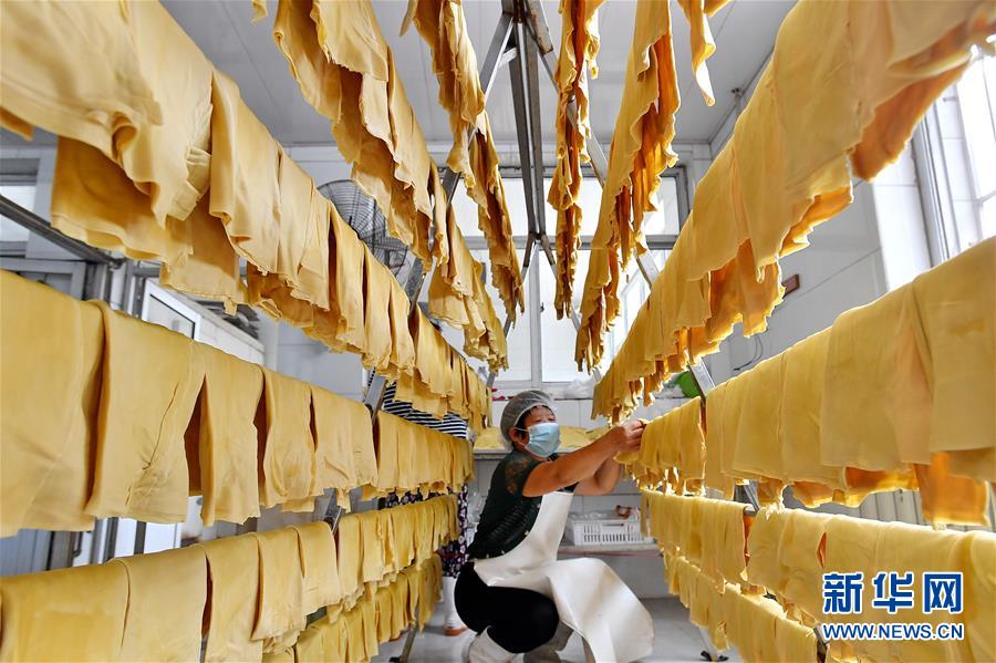 （新華全媒頭條&middot;走向我們的小康生活&middot;圖文互動(dòng)）（10）長(zhǎng)城腳下，小康村串成&ldquo;珍珠鏈&rdquo;