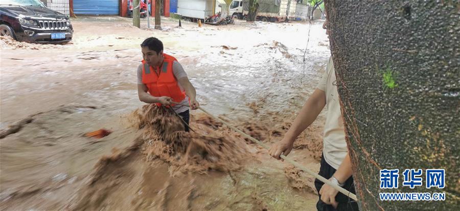 （在習(xí)近平新時代中國特色社會主義思想指引下&mdash;&mdash;新時代新作為新篇章&middot;習(xí)近平總書記關(guān)切事&middot;圖文互動）（3）洪峰浪尖，鮮紅的黨旗高高飄揚(yáng)&mdash;&mdash;記防汛抗洪一線的共產(chǎn)黨員