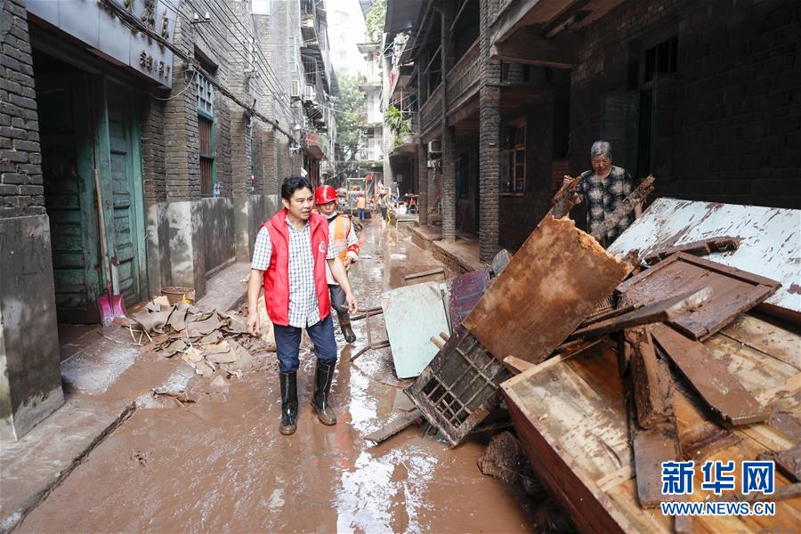 （在習(xí)近平新時代中國特色社會主義思想指引下&mdash;&mdash;新時代新作為新篇章&middot;習(xí)近平總書記關(guān)切事&middot;圖文互動）（4）洪峰浪尖，鮮紅的黨旗高高飄揚(yáng)&mdash;&mdash;記防汛抗洪一線的共產(chǎn)黨員