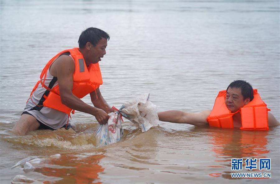 （在習(xí)近平新時代中國特色社會主義思想指引下&mdash;&mdash;新時代新作為新篇章&middot;習(xí)近平總書記關(guān)切事&middot;圖文互動）（5）洪峰浪尖，鮮紅的黨旗高高飄揚(yáng)&mdash;&mdash;記防汛抗洪一線的共產(chǎn)黨員