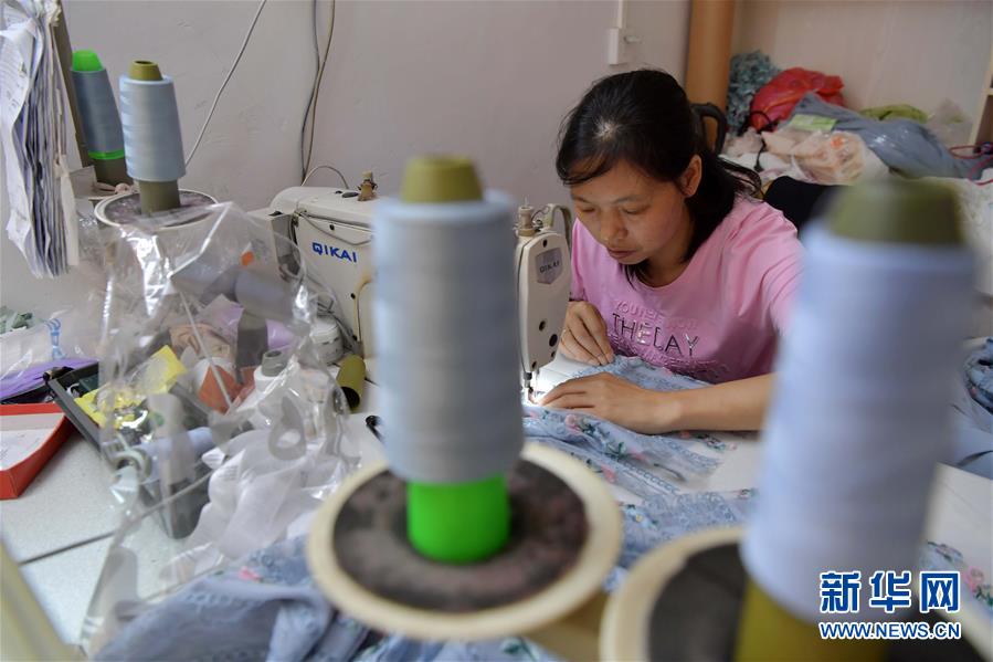 （走向我們的小康生活&middot;圖文互動）（2）&ldquo;一件衣裳&rdquo;，藏著脫貧致富新天地