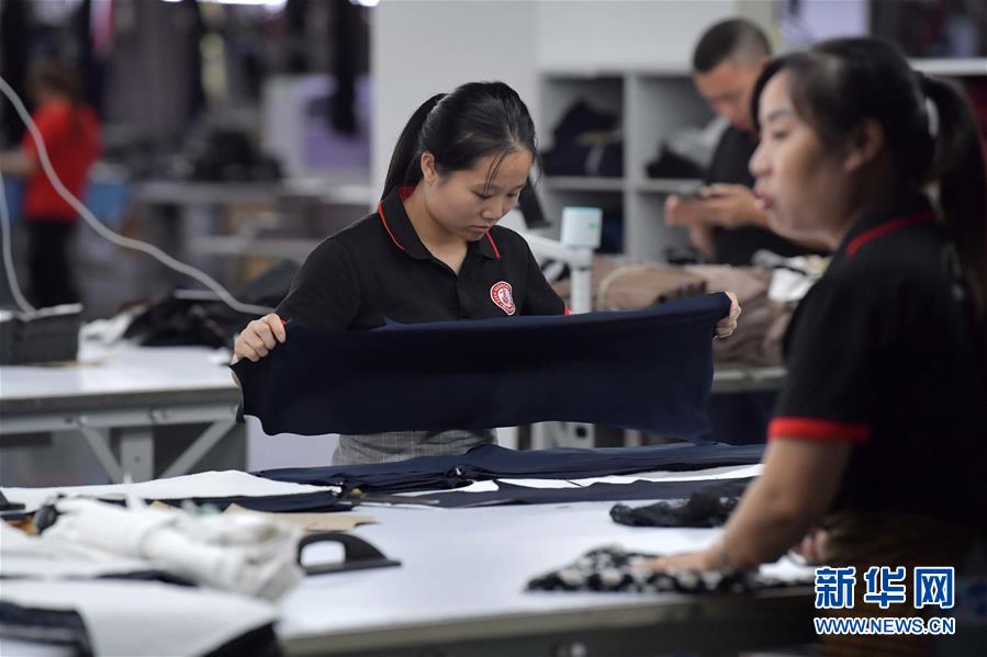 （走向我們的小康生活&middot;圖文互動）（3）&ldquo;一件衣裳&rdquo;，藏著脫貧致富新天地