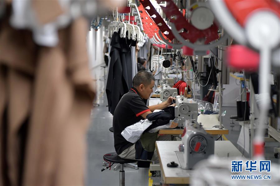 （走向我們的小康生活&middot;圖文互動）（4）&ldquo;一件衣裳&rdquo;，藏著脫貧致富新天地