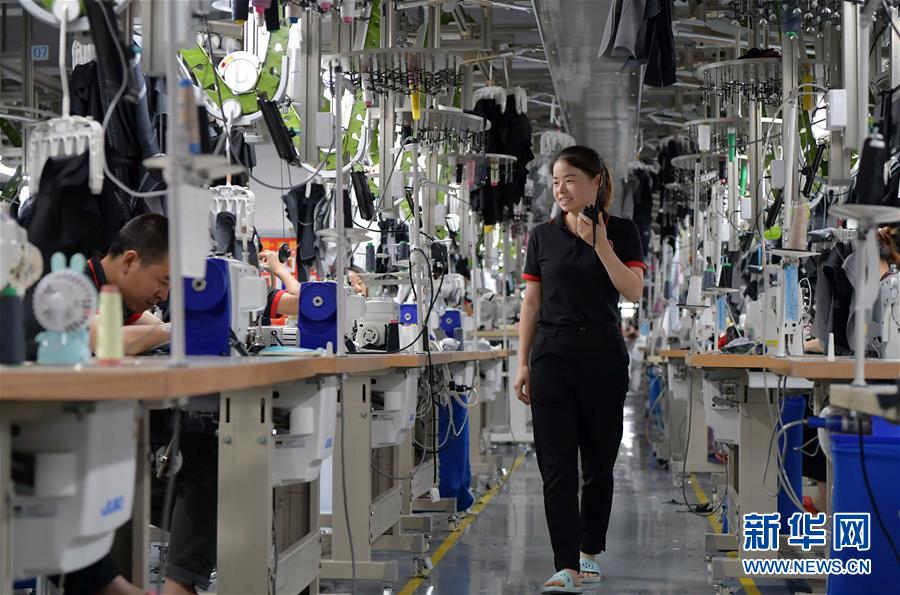 （走向我們的小康生活&middot;圖文互動）（5）&ldquo;一件衣裳&rdquo;，藏著脫貧致富新天地