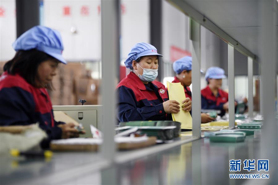 （在習(xí)近平新時(shí)代中國(guó)特色社會(huì)主義思想指引下&mdash;&mdash;新時(shí)代新作為新篇章&middot;習(xí)近平總書記關(guān)切事&middot;圖文互動(dòng)）（1）&ldquo;綠色銀行&rdquo;發(fā)工資、&ldquo;股東&rdquo;分紅來敲門&hellip;&hellip;&mdash;&mdash;探索長(zhǎng)效脫貧致富新機(jī)制見聞