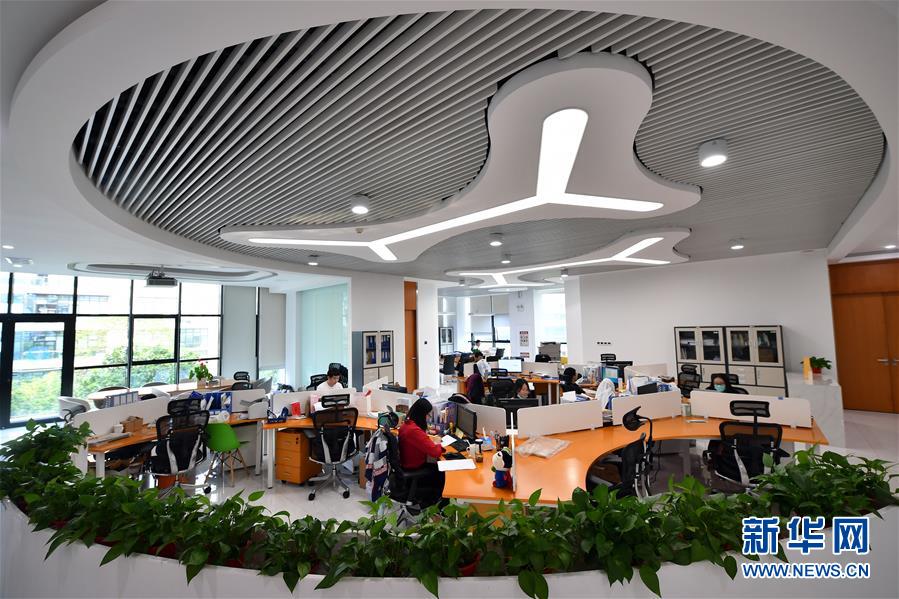 （在習近平新時代中國特色社會主義思想指引下&mdash;&mdash;新時代新作為新篇章&middot;習近平總書記關切事&middot;圖文互動）（4）我家大門常打開&mdash;&mdash;經濟特區(qū)全方位對外開放故事