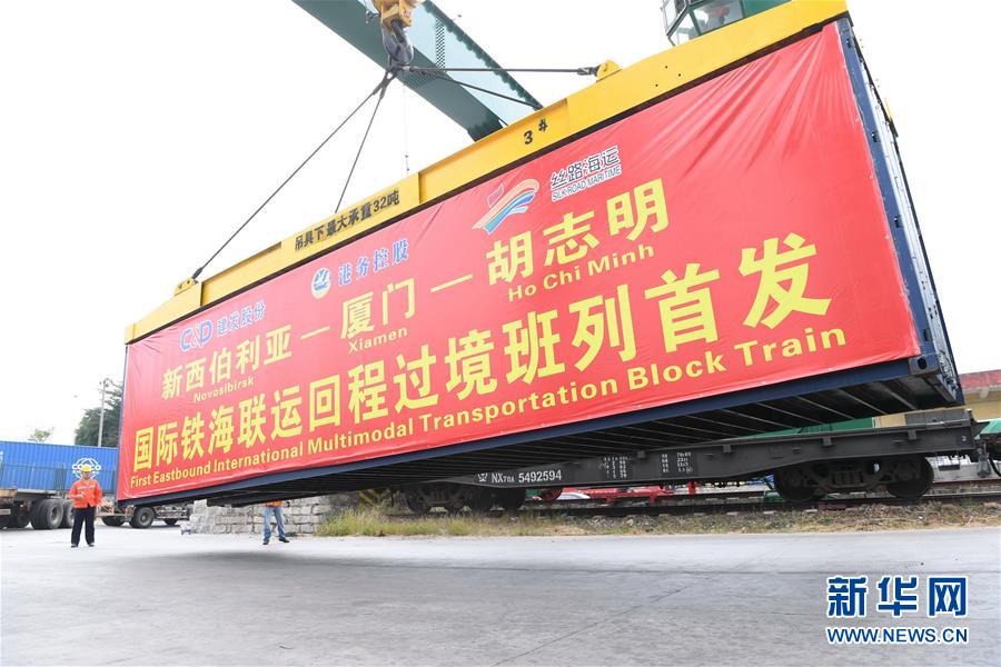 （在習近平新時代中國特色社會主義思想指引下&mdash;&mdash;新時代新作為新篇章&middot;習近平總書記關切事&middot;圖文互動）（6）我家大門常打開&mdash;&mdash;經濟特區(qū)全方位對外開放故事