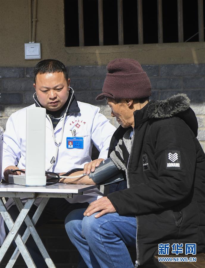 （習(xí)近平的小康故事&middot;新華網(wǎng)&middot;圖文互動）（5）&ldquo;真正解決好基層群眾看病難、看病貴問題&rdquo;&mdash;&mdash;習(xí)近平和群眾健康的故事