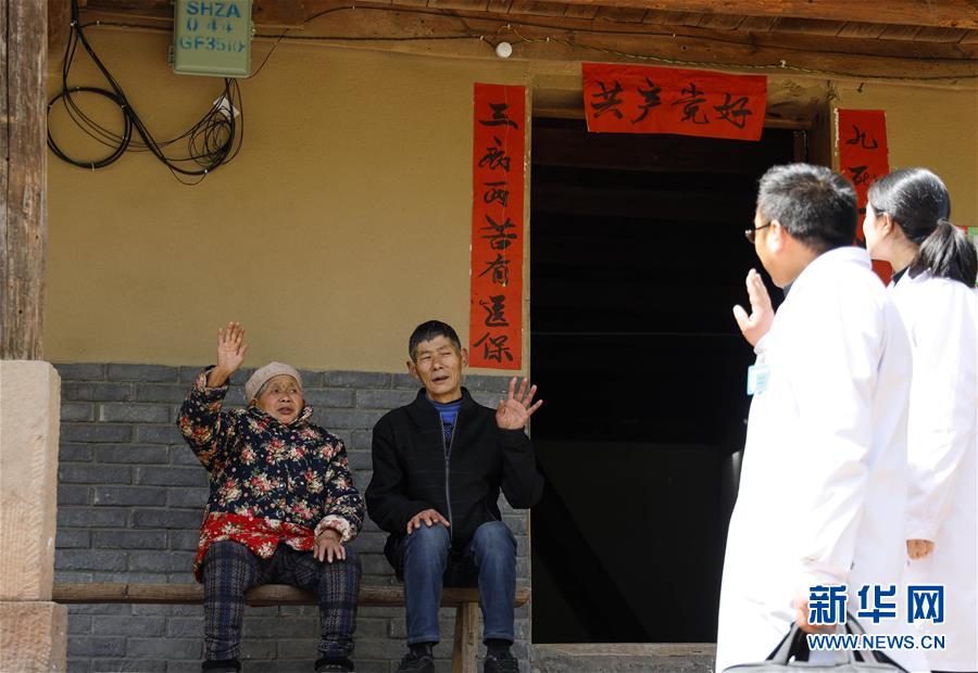 （習(xí)近平的小康故事&middot;新華網(wǎng)&middot;圖文互動）（6）&ldquo;真正解決好基層群眾看病難、看病貴問題&rdquo;&mdash;&mdash;習(xí)近平和群眾健康的故事