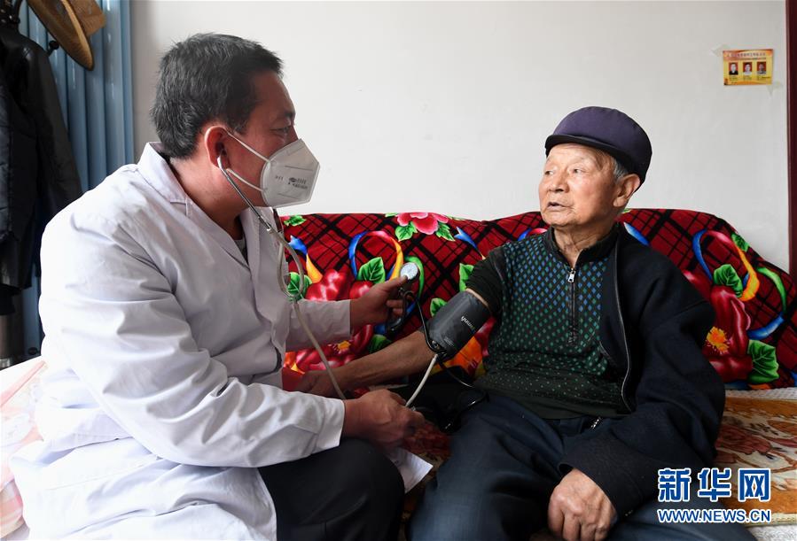 （習(xí)近平的小康故事&middot;新華網(wǎng)&middot;圖文互動）（2）&ldquo;真正解決好基層群眾看病難、看病貴問題&rdquo;&mdash;&mdash;習(xí)近平和群眾健康的故事