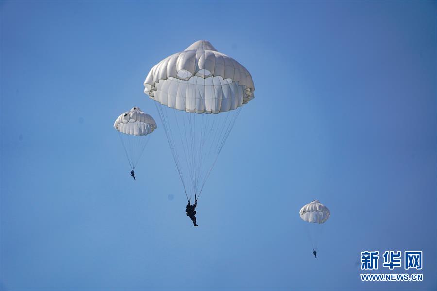 （在習(xí)近平強(qiáng)軍思想指引下&middot;我們在戰(zhàn)位報告&middot;圖文互動）（2）朵朵傘花綻放，勝戰(zhàn)精兵天降&mdash;&mdash;空降兵部隊某旅教導(dǎo)員余海龍帶領(lǐng)官兵傳承黃繼光精神記事