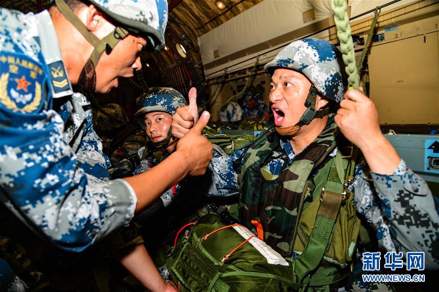 （在習(xí)近平強(qiáng)軍思想指引下&middot;我們在戰(zhàn)位報告&middot;圖文互動）（3）朵朵傘花綻放，勝戰(zhàn)精兵天降&mdash;&mdash;空降兵部隊某旅教導(dǎo)員余海龍帶領(lǐng)官兵傳承黃繼光精神記事