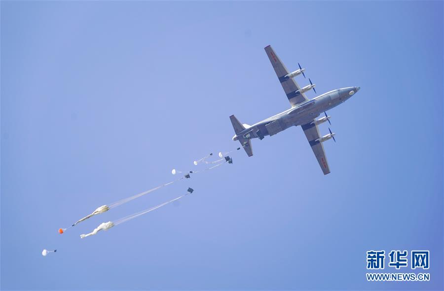 （在習(xí)近平強(qiáng)軍思想指引下&middot;我們在戰(zhàn)位報告&middot;圖文互動）（4）朵朵傘花綻放，勝戰(zhàn)精兵天降&mdash;&mdash;空降兵部隊某旅教導(dǎo)員余海龍帶領(lǐng)官兵傳承黃繼光精神記事