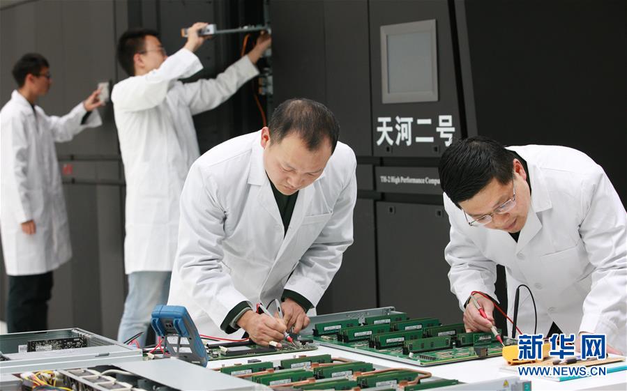 （在習(xí)近平強(qiáng)軍思想指引下&middot;我們?cè)趹?zhàn)位報(bào)告&middot;圖文互動(dòng)）（2）向著未來(lái)戰(zhàn)場(chǎng)沖鋒&mdash;&mdash;國(guó)防科技大學(xué)科研創(chuàng)新記事