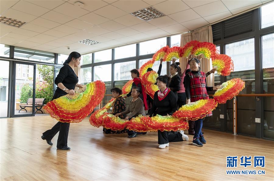 （五中全會(huì)精神在基層&middot;圖文互動(dòng)）（2）許你一個(gè)暖暖的&ldquo;人生秋天&rdquo;&mdash;&mdash;看&ldquo;春城&rdquo;這座小樓如何盤(pán)活養(yǎng)老事業(yè)