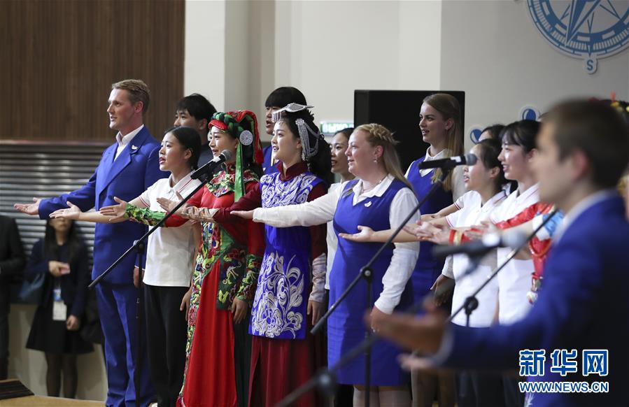 （新華全媒頭條&middot;出訪(fǎng)&middot;圖文互動(dòng)）（3）你的目光我的暖&mdash;&mdash;記習(xí)近平主席訪(fǎng)問(wèn)&ldquo;海洋&rdquo;全俄兒童中心