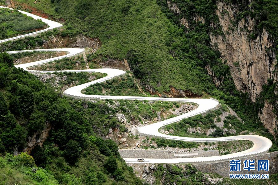 （在習(xí)近平新時(shí)代中國(guó)特色社會(huì)主義思想指引下&mdash;&mdash;新時(shí)代新作為新篇章&middot;總書記關(guān)心的百姓身邊事&middot;圖文互動(dòng)）（2）&ldquo;四好農(nóng)村路&rdquo;：通向幸福，通向遠(yuǎn)方